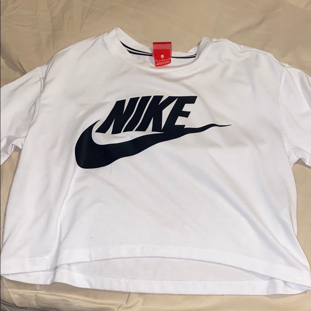 Cropped Nike tee